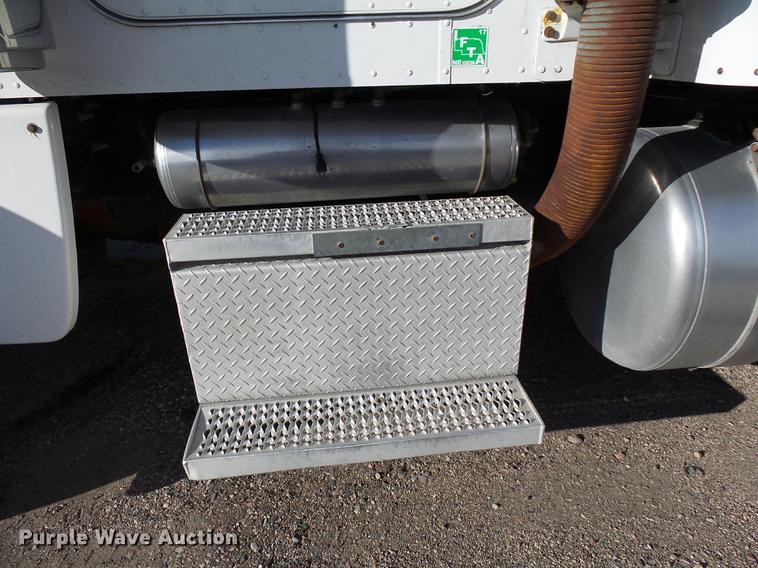 image for item DA3570 2008 Peterbilt 389 semi truck