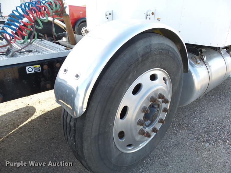 image for item DA3570 2008 Peterbilt 389 semi truck