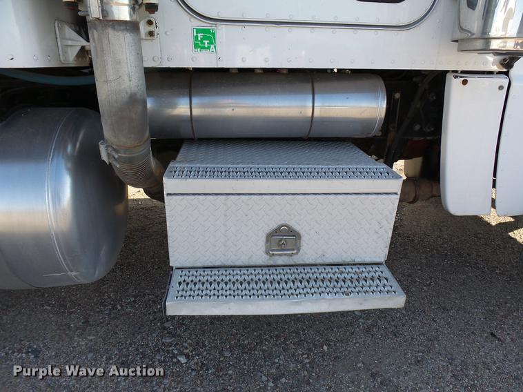 image for item DA3570 2008 Peterbilt 389 semi truck