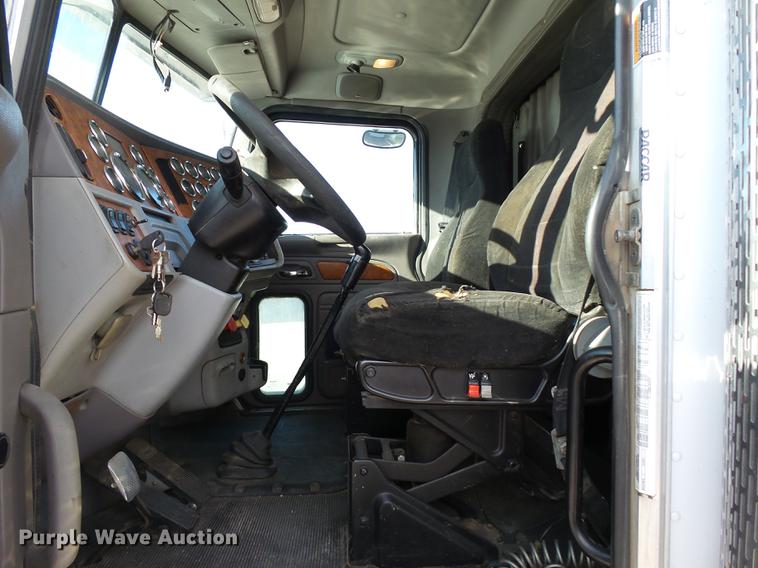 image for item DA3570 2008 Peterbilt 389 semi truck