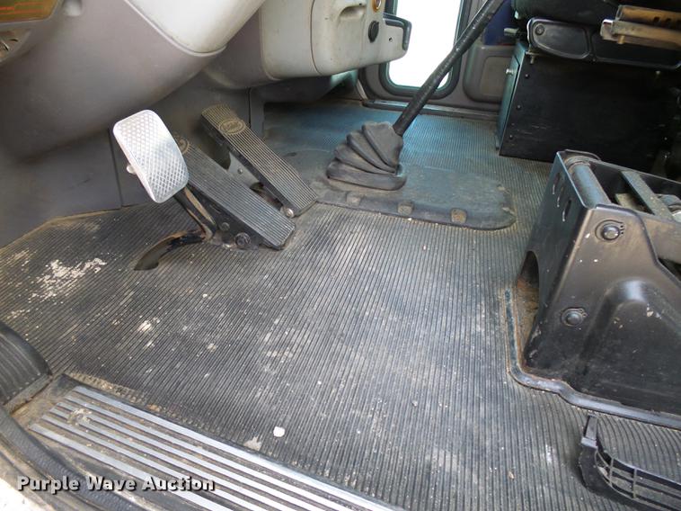 image for item DA3570 2008 Peterbilt 389 semi truck