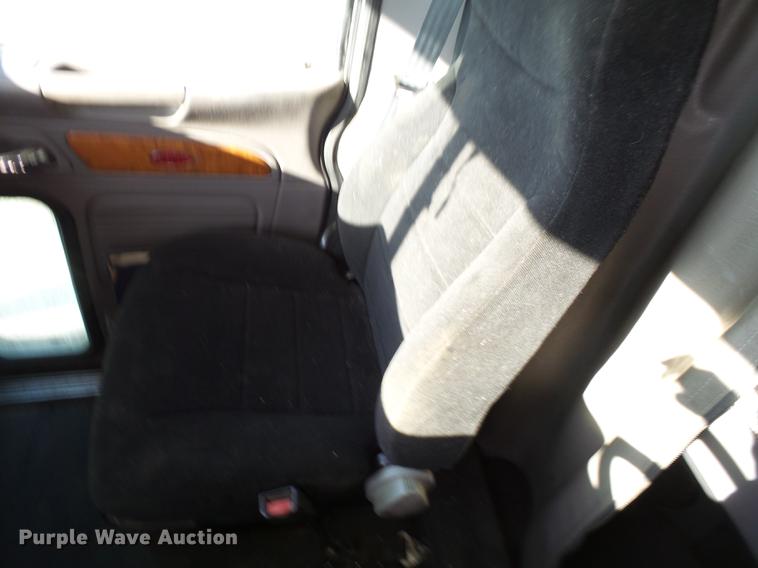 image for item DA3570 2008 Peterbilt 389 semi truck