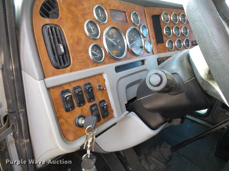 image for item DA3570 2008 Peterbilt 389 semi truck