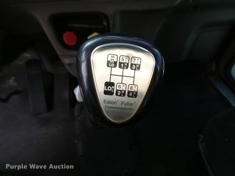 image for item DA3570 2008 Peterbilt 389 semi truck