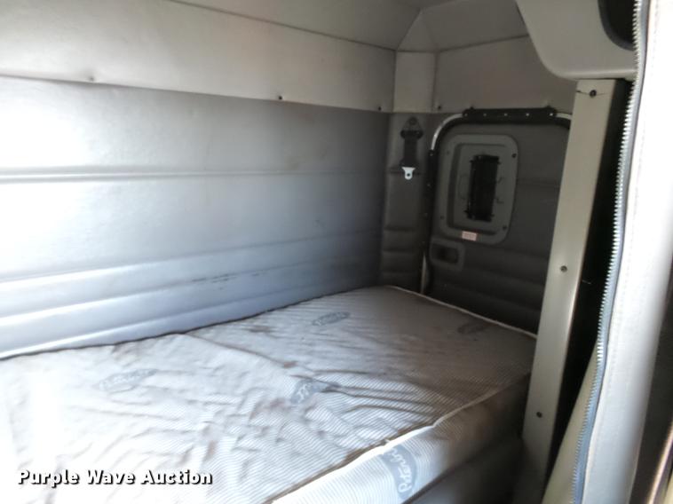 image for item DA3570 2008 Peterbilt 389 semi truck