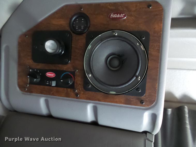 image for item DA3570 2008 Peterbilt 389 semi truck