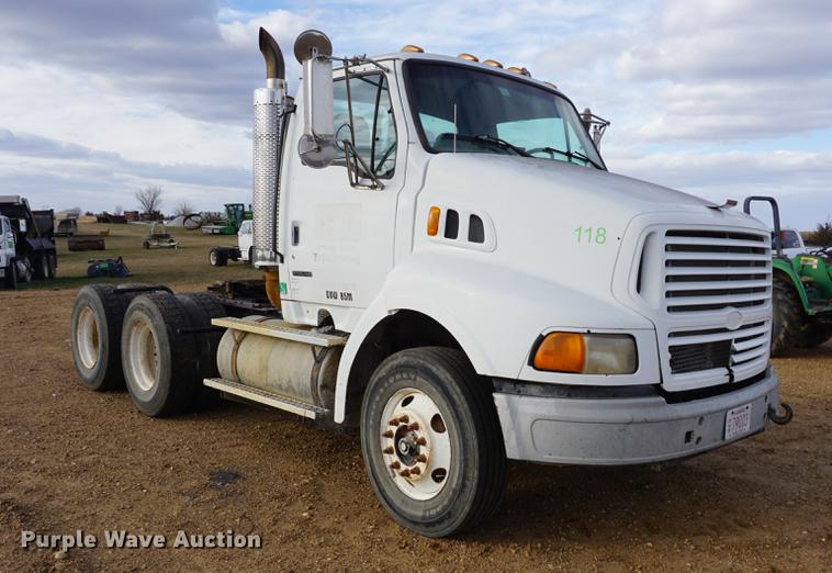 image for item DB0262 2000 Sterling A9500 semi truck
