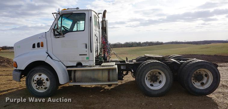image for item DB0262 2000 Sterling A9500 semi truck