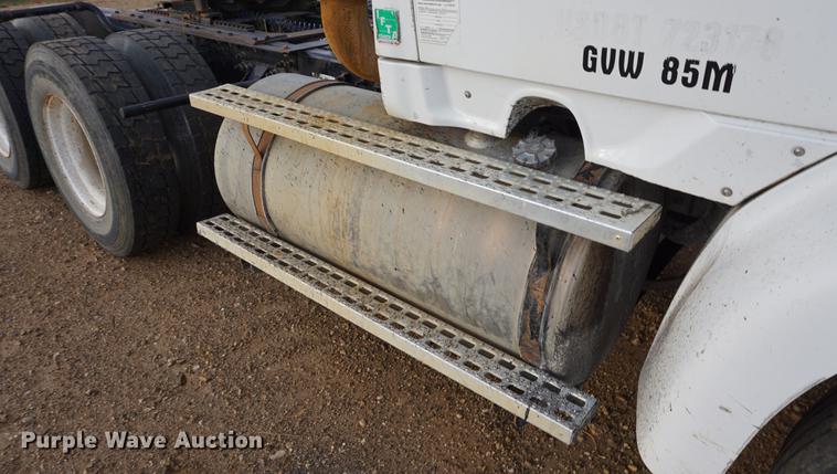 image for item DB0262 2000 Sterling A9500 semi truck