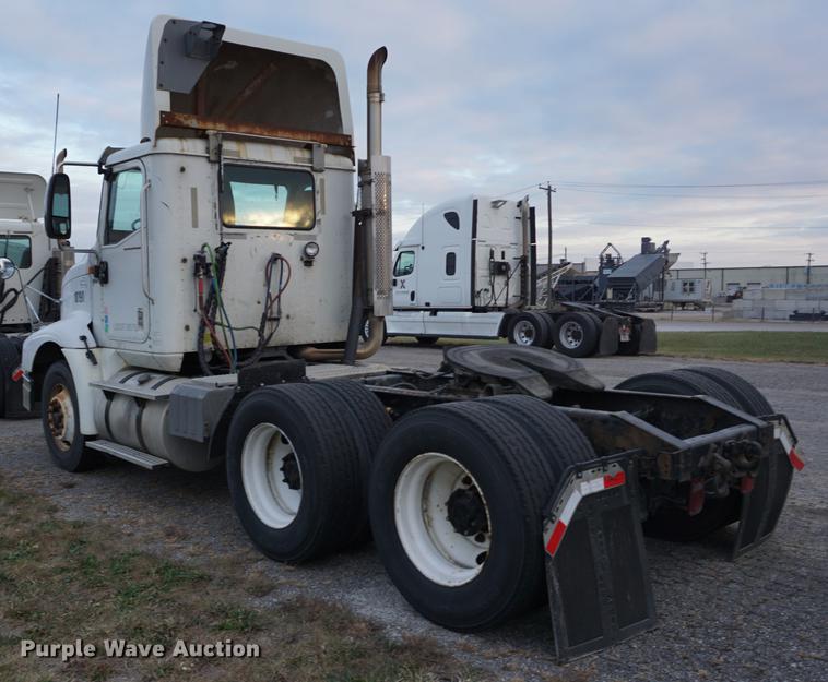 image for item DB0282 2005 International 9200i semi truck