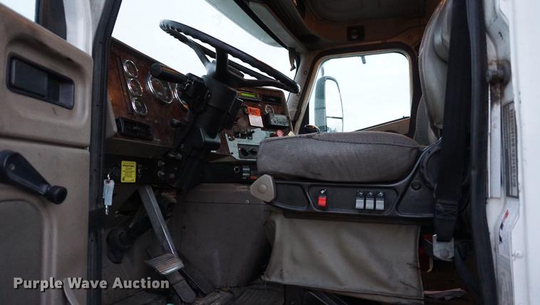 image for item DB0282 2005 International 9200i semi truck