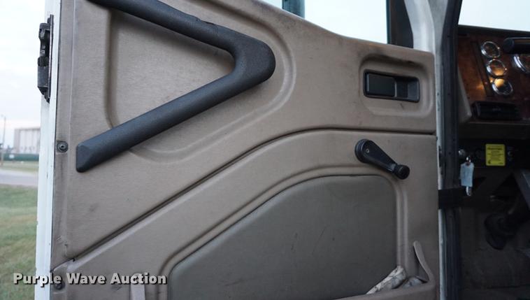 image for item DB0282 2005 International 9200i semi truck