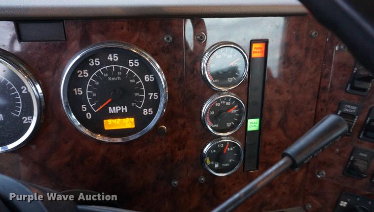 image for item DB0282 2005 International 9200i semi truck