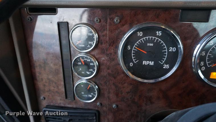 image for item DB0282 2005 International 9200i semi truck