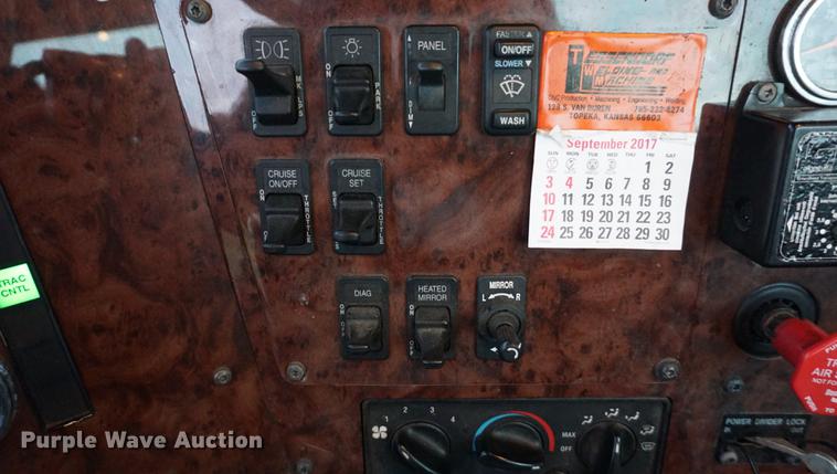 image for item DB0282 2005 International 9200i semi truck