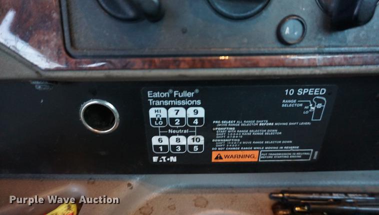 image for item DB0282 2005 International 9200i semi truck