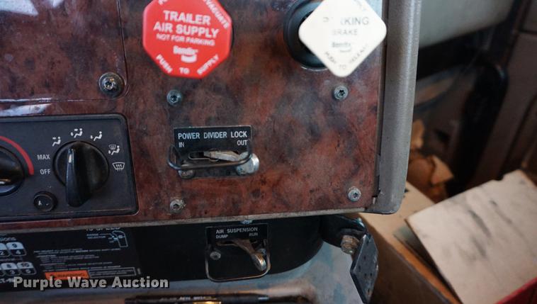 image for item DB0282 2005 International 9200i semi truck