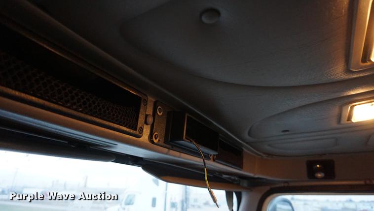 image for item DB0282 2005 International 9200i semi truck