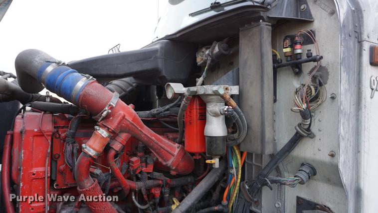 image for item DB0282 2005 International 9200i semi truck