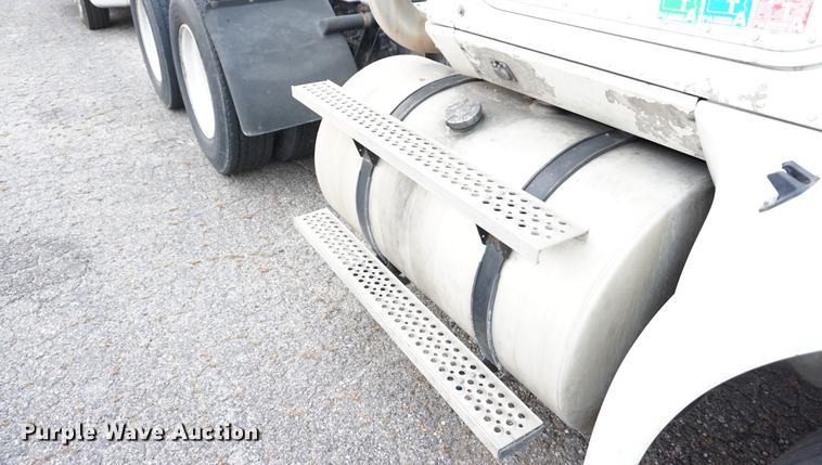 image for item DB0282 2005 International 9200i semi truck