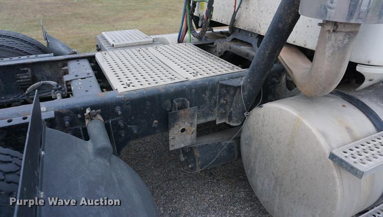 image for item DB0282 2005 International 9200i semi truck