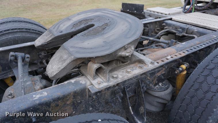 image for item DB0282 2005 International 9200i semi truck