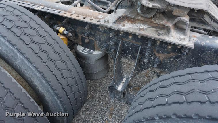 image for item DB0282 2005 International 9200i semi truck