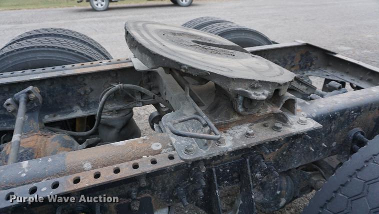 image for item DB0282 2005 International 9200i semi truck