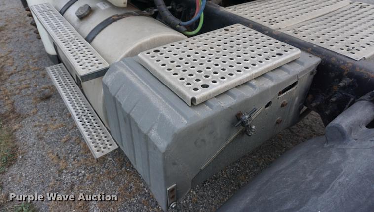 image for item DB0282 2005 International 9200i semi truck