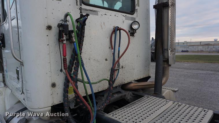 image for item DB0282 2005 International 9200i semi truck