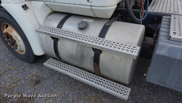 image for item DB0282 2005 International 9200i semi truck