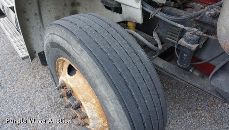 image for item DB0282 2005 International 9200i semi truck