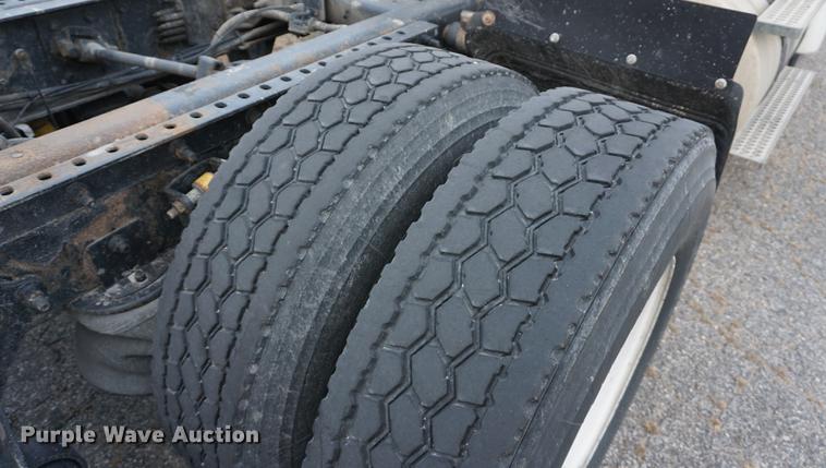 image for item DB0282 2005 International 9200i semi truck