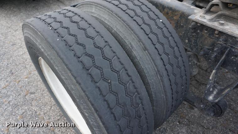 image for item DB0282 2005 International 9200i semi truck