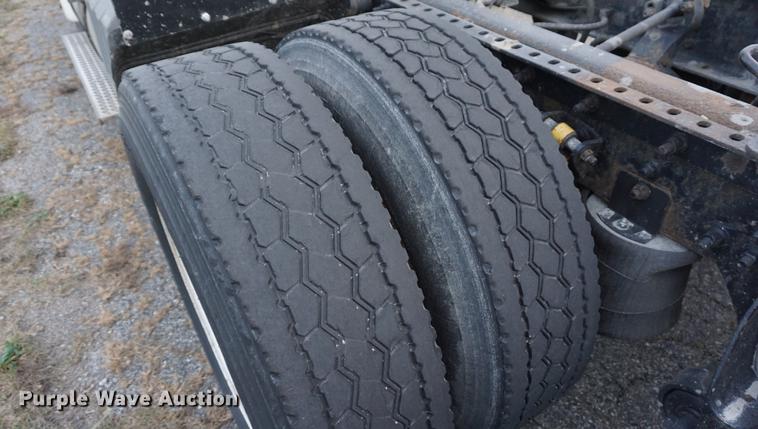 image for item DB0282 2005 International 9200i semi truck