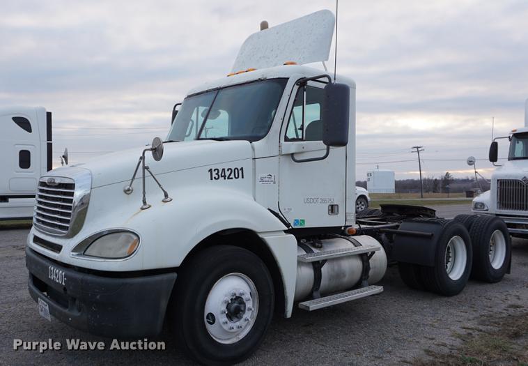 image for item DB0283 2008 Freightliner Columbia semi truck