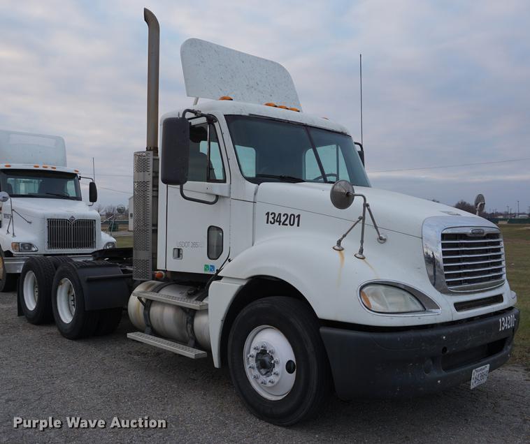 image for item DB0283 2008 Freightliner Columbia semi truck