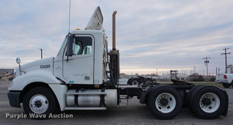 image for item DB0283 2008 Freightliner Columbia semi truck