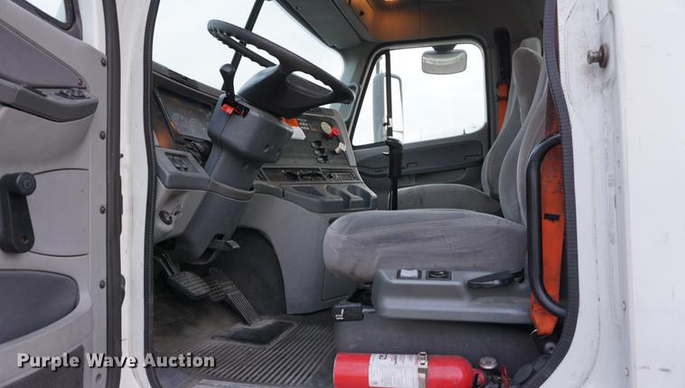 image for item DB0283 2008 Freightliner Columbia semi truck