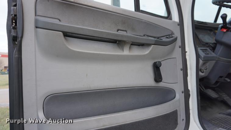 image for item DB0283 2008 Freightliner Columbia semi truck