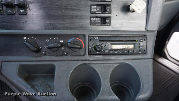 image for item DB0283 2008 Freightliner Columbia semi truck