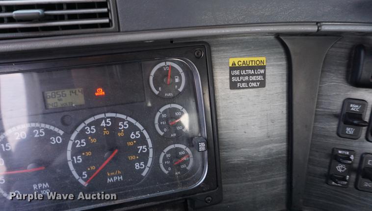 image for item DB0283 2008 Freightliner Columbia semi truck