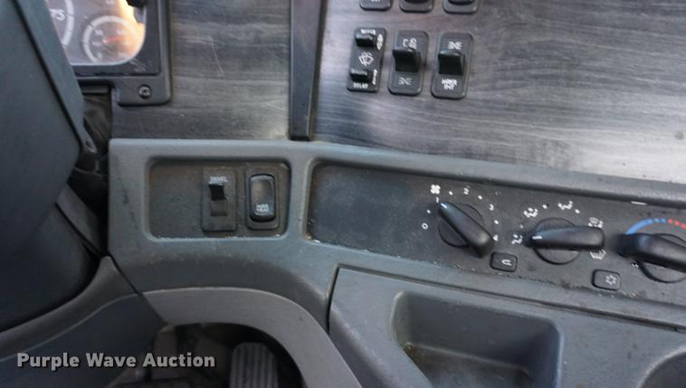 image for item DB0283 2008 Freightliner Columbia semi truck