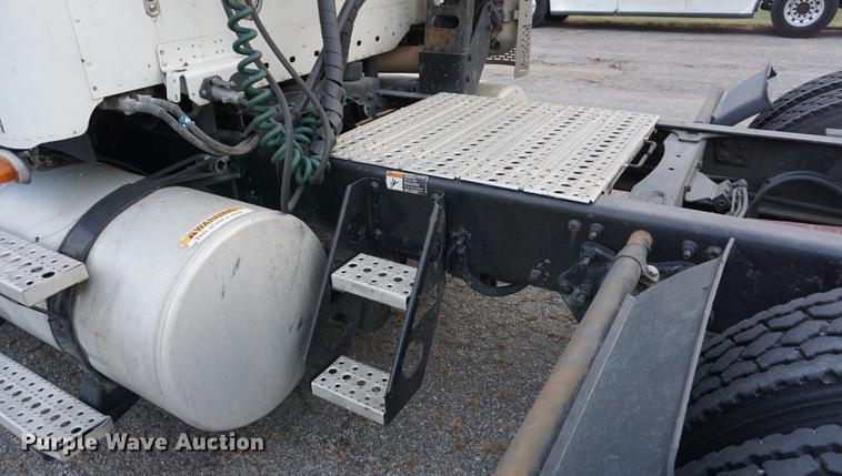 image for item DB0283 2008 Freightliner Columbia semi truck