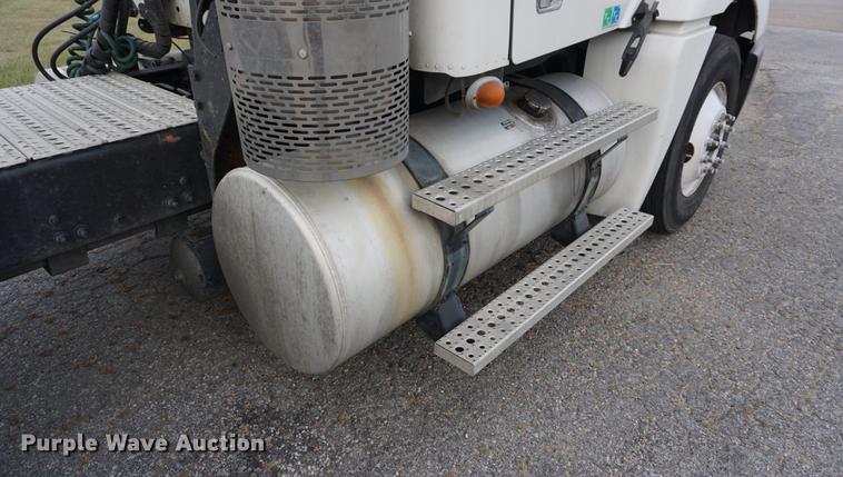 image for item DB0283 2008 Freightliner Columbia semi truck