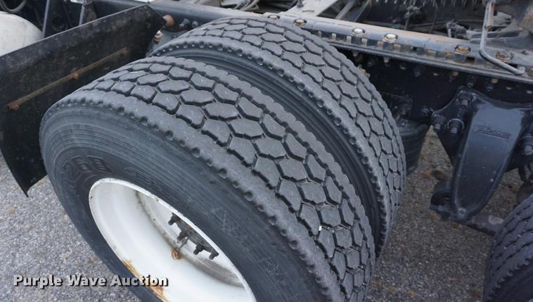 image for item DB0283 2008 Freightliner Columbia semi truck