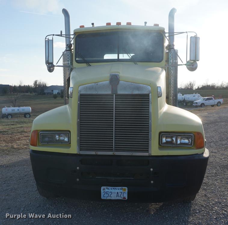 image for item DB0296 1986 Kenworth T600 semi truck