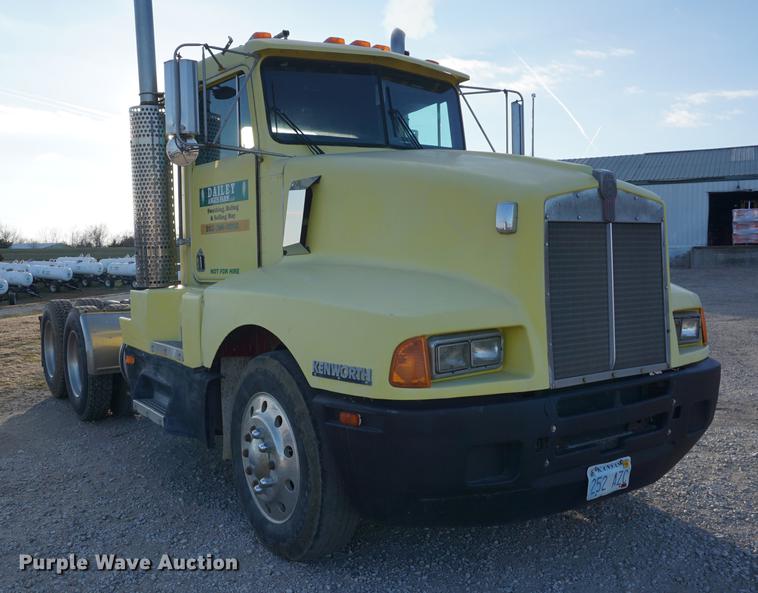 image for item DB0296 1986 Kenworth T600 semi truck