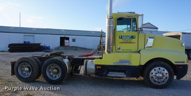 image for item DB0296 1986 Kenworth T600 semi truck