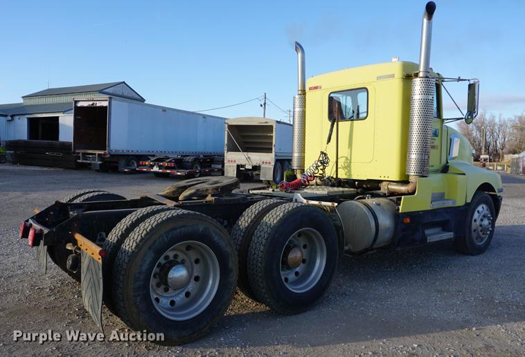 image for item DB0296 1986 Kenworth T600 semi truck